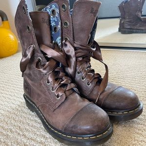 Dr. Martens Ribbon boots with Brown weathered leather
